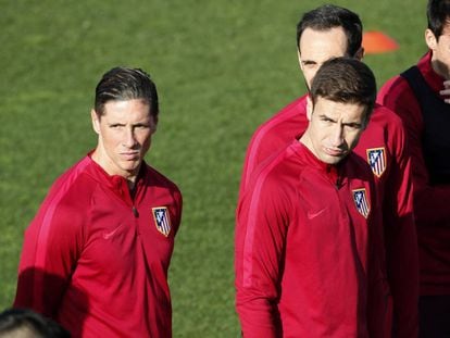 Fernando Torres y Gabi Fernández durante el entrenamiento.