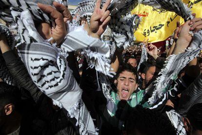 Palestinos, en un acto de apoyo a Abas en Nablus.