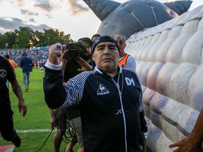  Maradona, durante el partido que enfrentó a Gimnasia y Esgima La Plata contra Patronato. 