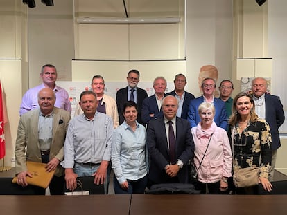 Foto de familia de los asistentes a la última reunión. Lorena Paricio, la coordinadora, en primera fila, tercera por la izquierda.