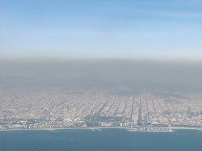 Vista aérea de Barcelona durante un episodio de contaminación en 2019.