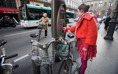 Una chica en una de las estaciones del sistema público de bicicletas Vélib', en París.