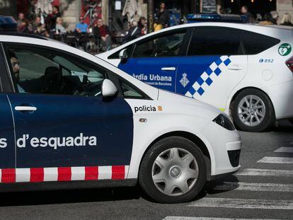 Una patrulla de Mossos y otra de Guardia Urbana se cruzan.