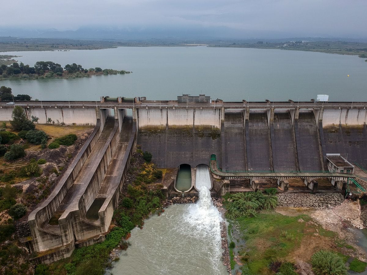 La reserva de agua embalsada sigue cayendo en España pesa a las últimas lluvias |  Clima y Ambiente Medio