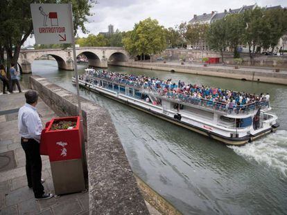 Un hombre frente a un 'uritrottoir', uno de los nuevos urinarios públicos de París.