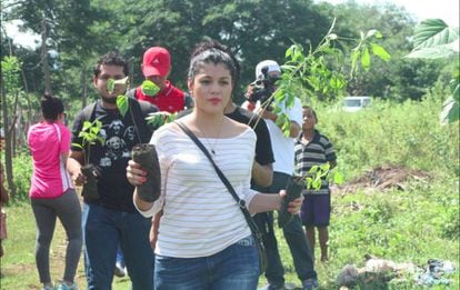 Un grupo de voluntarios participa en una campaña de reforestación en el municipio de Tisma, departamento de Masaya (Nicaragua).