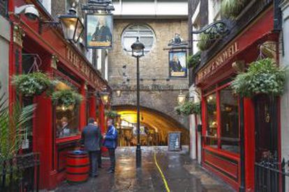 The Ship & Shovell, 'pub' divido en dos partes por una calle en Charing Cross (Londres).