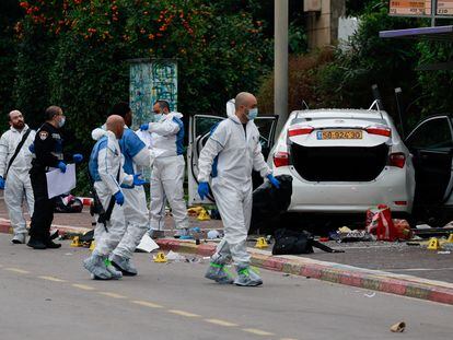 Equipos de investigación tras el atropello masivo en Raanana, este lunes.