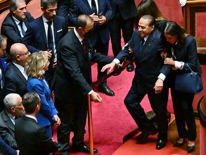 Varias personas ayudaban a Berlusconi durante la primera sesión del Senado, este jueves en Roma.