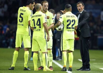 Los jugadores hablan con Luis Enrique durante el PSG-Bar&ccedil;a.