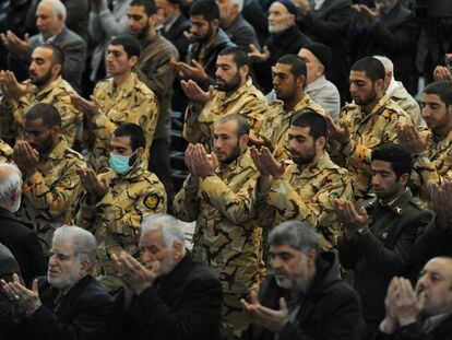 Miembros de la Guardia Revolucionaria durante el rezo de los viernes en Teherán, en una imagen de 2016. 