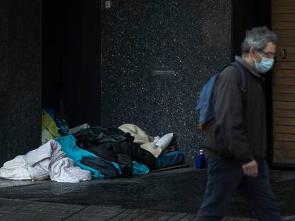 Una persona duerme en la calle en Barcelona.