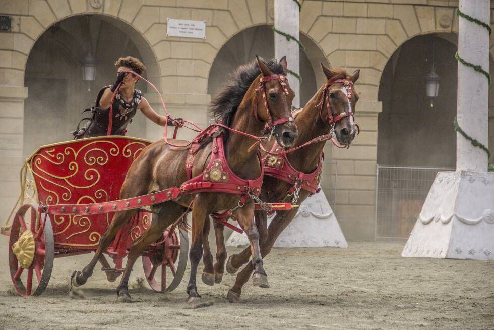 Una carreras de cuadrigas en 'Complutum Renacida', el festival romano que se celebra en mayo en Alcalá de Henares (Comunidad de Madrid).