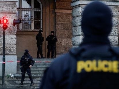 La policía hace guardia tras el tiroteo en la Universidad Carolina en Praga, el 22 de diciembre.