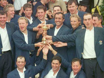 Severiano Ballesteros, capitán del equipo de Europa, celebra con sus compañeros la conquista de la Copa Ryder de 1997 ante Estados Unidos.