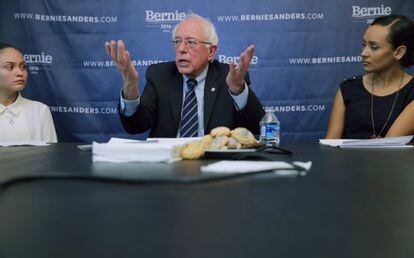El candidato Bernie Sanders junto a su directora de voto latino, Erika Andiola (dcha., y Amaya Santos, inmigrante sin papeles (izda.).
