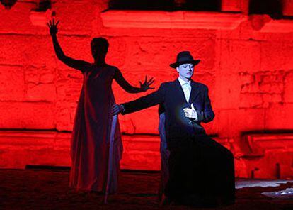 Emma Suárez, a la derecha, durante el ensayo general de <i>Perséfone en Mérida.</i>