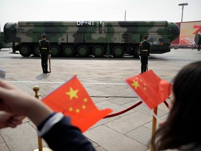 Un vehículo transporta un misil durante un ejercicio militar en Pekín, en 2019.