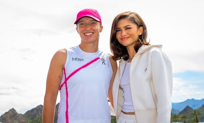 INDIAN WELLS, CALIFORNIA - MARCH 17: Iga Swiatek of Poland meets actress Zendaya after defeating Maria Sakkari of Greece in the womens singles final of the BNP Paribas Open at Indian Wells Tennis Garden on March 17, 2024 in Indian Wells, California (Photo by Robert Prange/Getty Images)