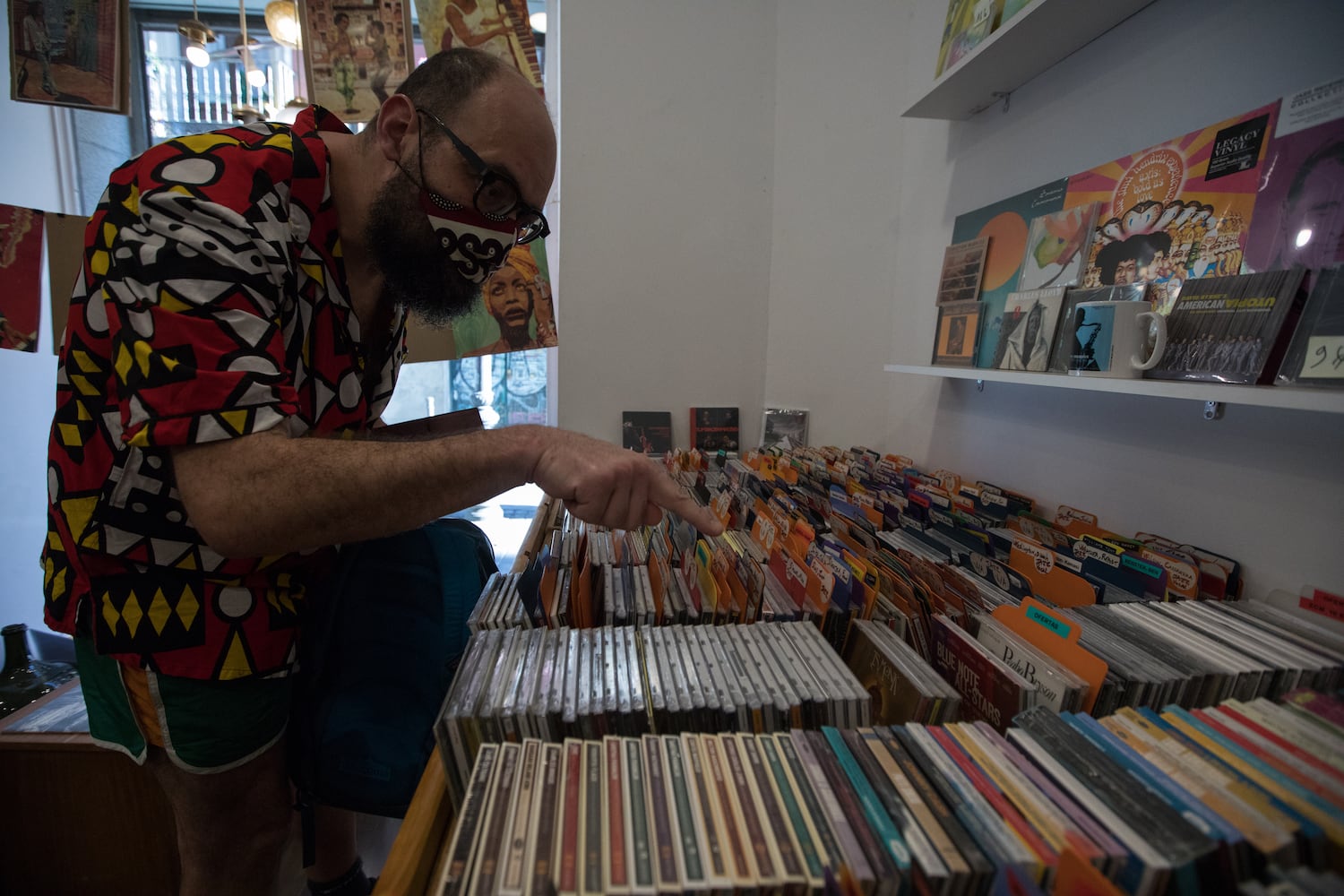 Ignatius, en la tienda Jazzymas de la que es un cliente habitual.VICTOR SAINZ Ignatius, en la tienda Jazzymas de la que es un cliente habitual.