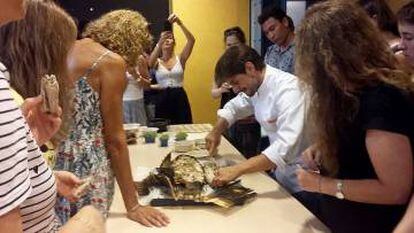 El cuiner Vinicius Martini obrint la carpa davant dels assistents al taller de receptes del neolític.