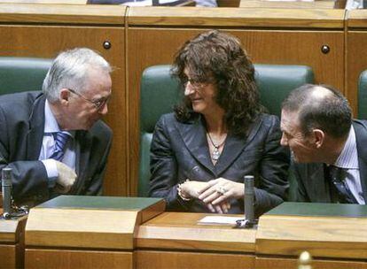 Joseba Azkarraga, Idoia Zenarruzabeitia y Juan José Ibarretxe, en el Parlamento vasco.