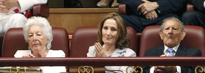 Queen Letizia's mother, Paloma Rocasolano, in the center, with the Queen's maternal grandfather, Francisco Rocasolano, and her paternal grandmother Menchu Álvarez del Valle, during the act of proclamation of Felipe VI in Congress.