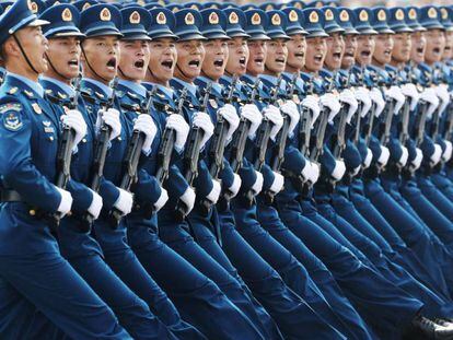 Militares chinos desfilan en la plaza de Tiananmen, este martes. En vídeo, el discurso de Xi Jinping.