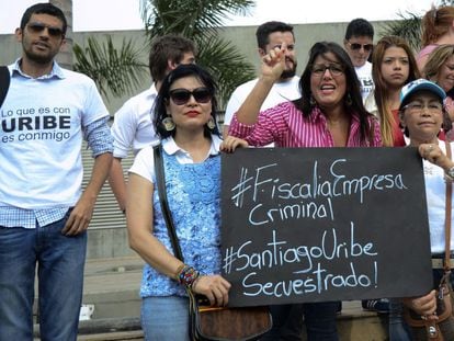 Protesta por la detención del hermano de Uribe.
