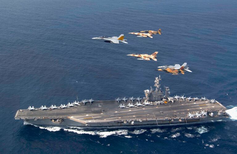 Cazas marroquíes y estadounidenses sobrevolaron el USS Eisenhower en aguas del Atlántico el día pasado.
