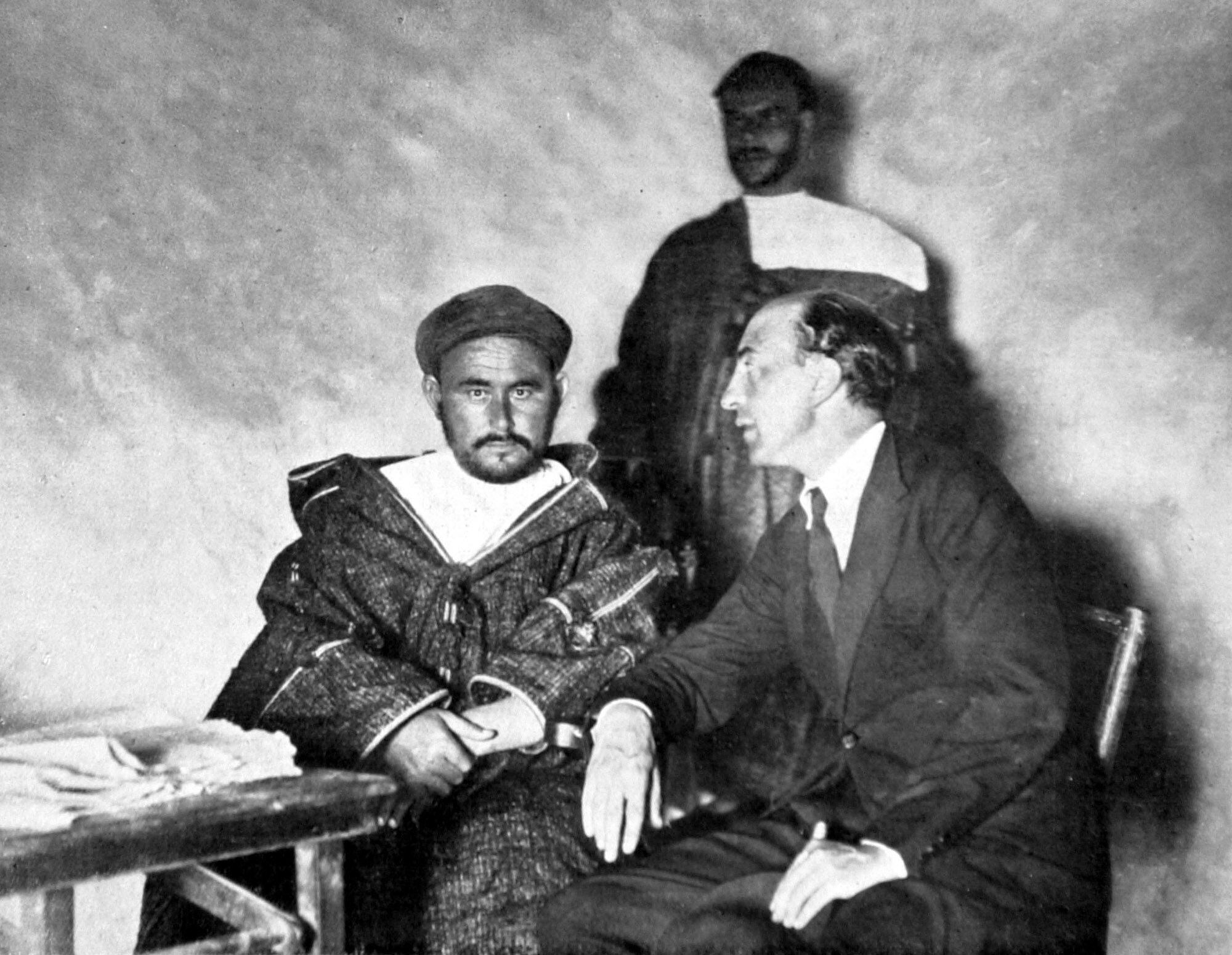 Abdelkrim, el legendario caudillo rifeño (antes fue periodista y juez), entrevistado por un periodista español en 1922.