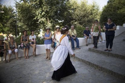 Los turistas que llenan Vejer de la Frontera en verano se quedan sorprendidos al ver a una mujer vejeriega vestida con el cobijado sin cubrir.