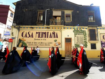 Una de las cofradías de la Semana Santa Marinera a su paso por la emblemática bodega 'Casa Montaña'.