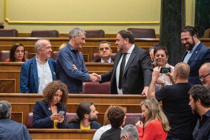 El diputado de EH Bildu en el Congreso Oskar Matute (izquierda) saluda al líder de ERC, Oriol Junqueras, en la sesión constitutiva del Congreso.
 