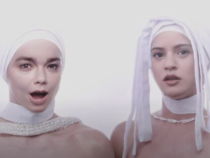 Björk y Rosalía, en una imagen del vídeo que acompaña a 'Oral'.