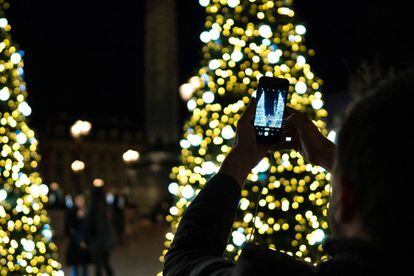 Un hombre toma una fotografía con su móvil en la Place Vendome de París, el pasado lunes.