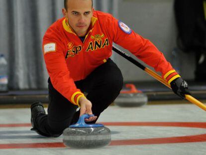 Antonio Mollinedo durante un torneo de curling.