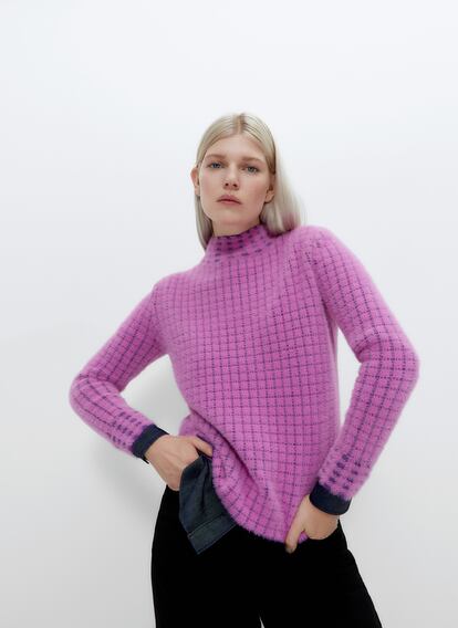 Con cuello perkins y un dibujo de jacquard geométrico, este jersey de Uterqüe es la prenda de inspiración retro que buscabas este invierno. Antes 69 euros, ahora 44,95 euros.