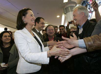 Ségolène Royal saluda a los vecinos de Valence, al sureste de Francia, en un acto de campaña del Partido Socialista en la ciudad.