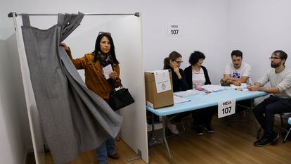 Argentinos residentes en Madrid votaban en las elecciones presidenciales del país, este domingo en el Colegio Mayor Argentino de la capital.