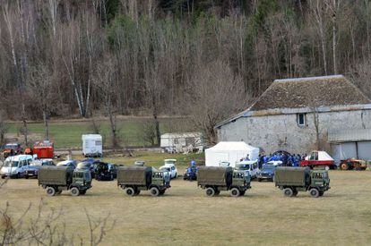 Vehículos militares transportan este martes equipos de investigación en Seyne-les-Alpes (Francia).