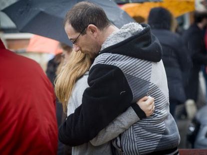 L'Institut Giola ret homenatge a les víctimes de l'accident d'avió.