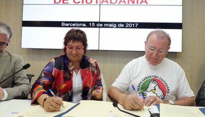 La consejera de Trabajo y Asuntos Sociales, Dolors Bassa, y Diosdado Toledano, de la Comisi&oacute;n Promotora de la renta garantizada.