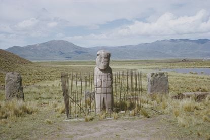 Una figura humanoide de piedra, en el sitio arqueológico de Tiahuanaco, Bolivia.