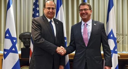El ministro israel&iacute; de Defensa, Mosh&eacute; Yaal&oacute;n (izquierda), junto al secretario de Defensa estadounidense, Ashton Carter, en Tel Aviv. 