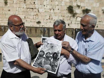 Tres veteranos israel&iacute;es de la Guerra de los Seis D&iacute;as posan en el Muro de las Lamentaciones de Jerusal&eacute;n con su foto de 1967 en el mismo lugar. 