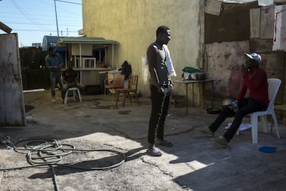 Migrantes africanos en el Albergue Juventud 2000, pasan el día mientras esperan poder entrar en los EEUU. 