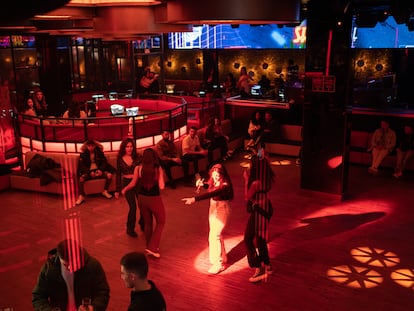 Un grupo de personas bailan en una discoteca, en Barcelona, en una imagen de archivo.