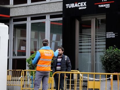 Un trabajador de Tubacex toma la temperatura a otro antes de entrar en la planta de Llodio, Álava.