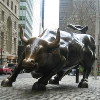 El toro de Wall Street, símbolo del optimismo, agresividad y prosperidad financiera, creado tras la crisis bursátil de 1987 como símbolo del poder de los estadounidenses.